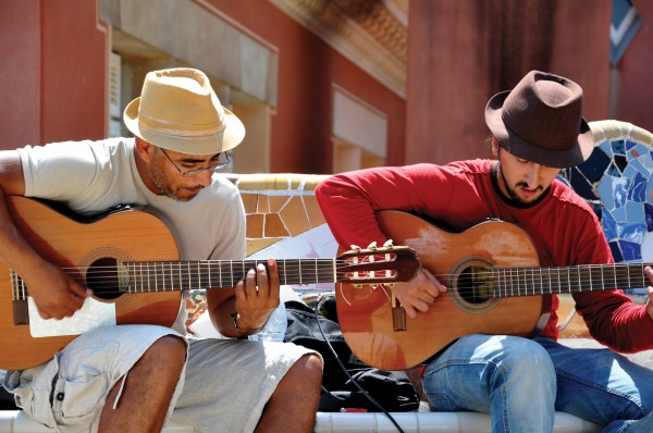 spain_barcelona_two-gringos-playing-guitar
